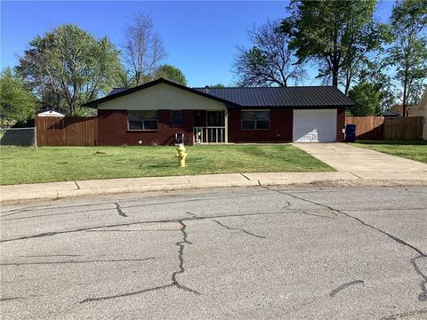 1207 Henegar Dr, Siloam Springs, AR 72761