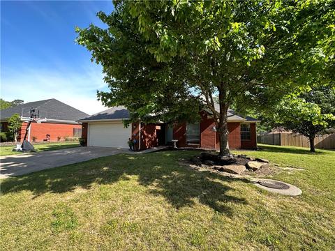 1218 E Cain Dr, Fayetteville, AR 72703