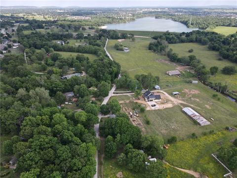 707 E Lake Rd, Springdale, AR 72762
