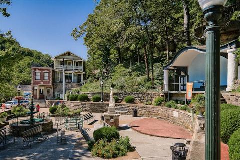 2 And 2 12 Spring St, Eureka Springs, AR 72632