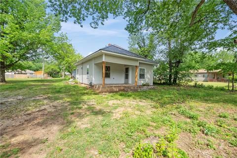 305 SW 4th Ave, Gravette, AR 72736