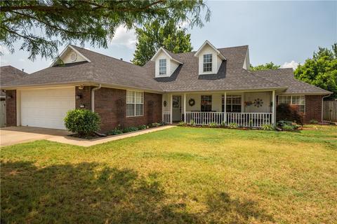 224 Center Dr, Lowell, AR 72745