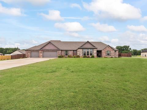 14825 Tikaani Dr, Siloam Springs, AR 72761