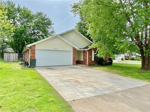 1328 S Pepper Tree Ln, Fayetteville, AR 72704