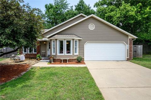 2942 N John Wayne Dr, Fayetteville, AR 72703