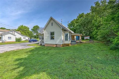 406 NE Main St, Gravette, AR 72736