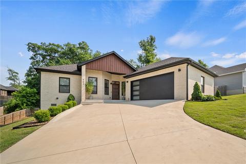 902 Peak St, Cave Springs, AR 72718