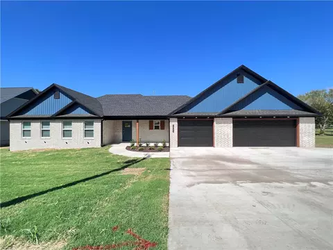 1045 W Garland St, Siloam Springs, AR 72761