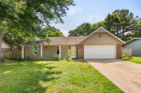 2230 S Clover Dr, Fayetteville, AR 72701