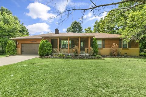 810 N Pleasant St, Springdale, AR 72764
