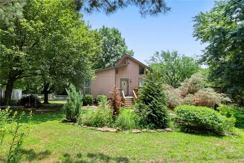 1324 N Edgehill Dr, Fayetteville, AR 72703