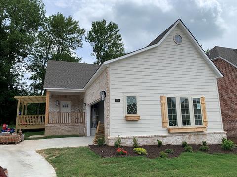 150 N Hawkstone Dr, Fayetteville, AR 72704