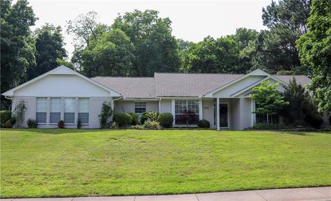 1715 Cambridge Rd, Fayetteville, AR 72701