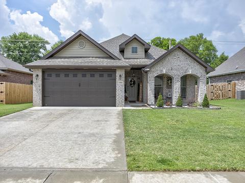1504 Leah St, Gentry, AR 72734