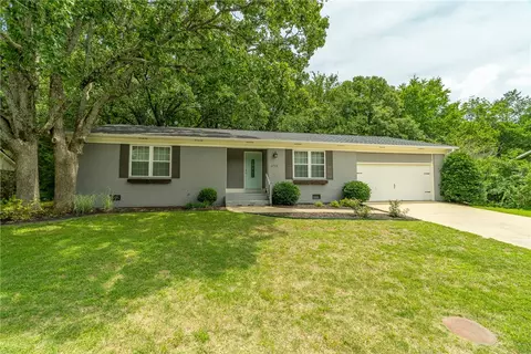 2722 N Stagecoach Dr, Fayetteville, AR 72703