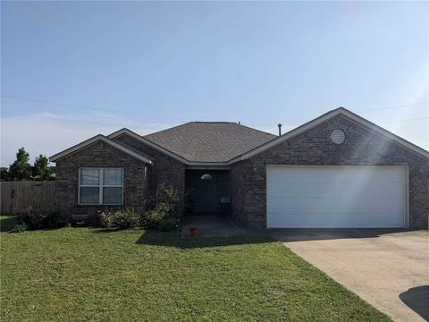 911 SW Mulberry St, Gravette, AR 72736