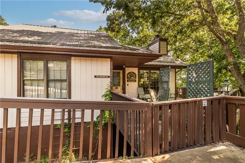 100 Beaver Dr, Holiday Island, AR 72631