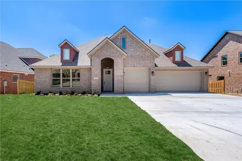 205 NW Highland Rd, Bentonville, AR 72712