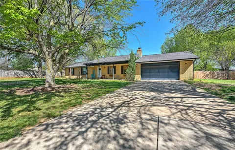 212 Robinson Ave, Lowell, AR 72745