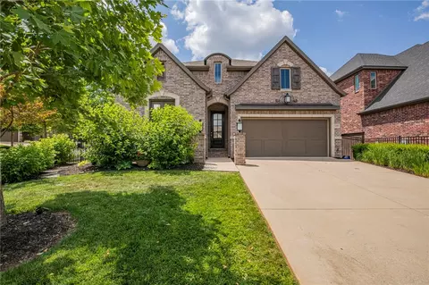 1353 Charlee St, Fayetteville, AR 72703