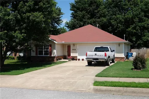 905 SW Natchez Ct, Bentonville, AR 72712