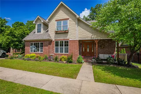 2730 E Mockernut, Fayetteville, AR 72703