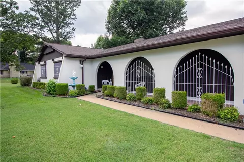 8835 S Park Rd, Rogers, AR 72756