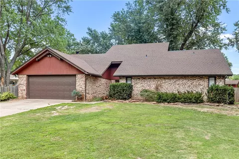 907 S Oakhill Dr, Rogers, AR 72758