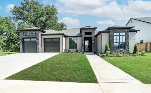 3800 SW Aurora Ln, Bentonville, AR 72713