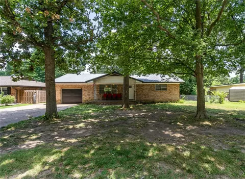 408 N Nelson Ave, Gentry, AR 72734
