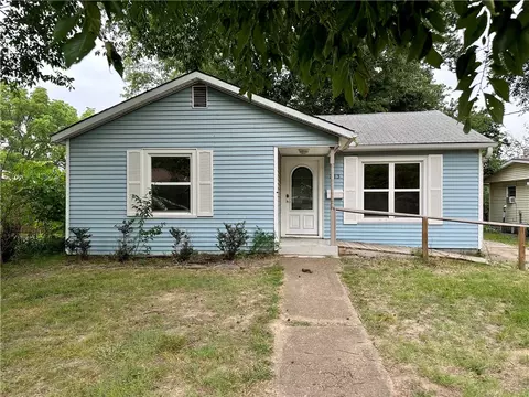 313 N 9th St, Rogers, AR 72756