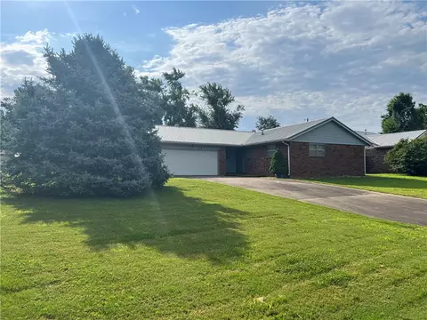 315 Rodric Cir, Siloam Springs, AR 72761