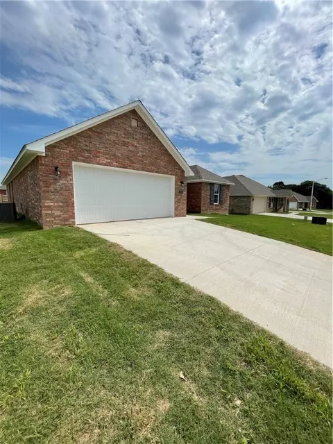 2200 Brown Bear Ln, Gentry, AR 72734