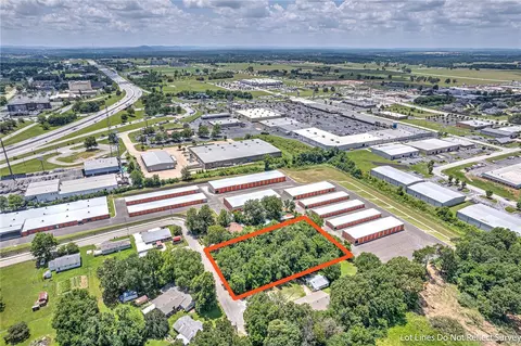 5089 Central Dr, Springdale, AR 72762