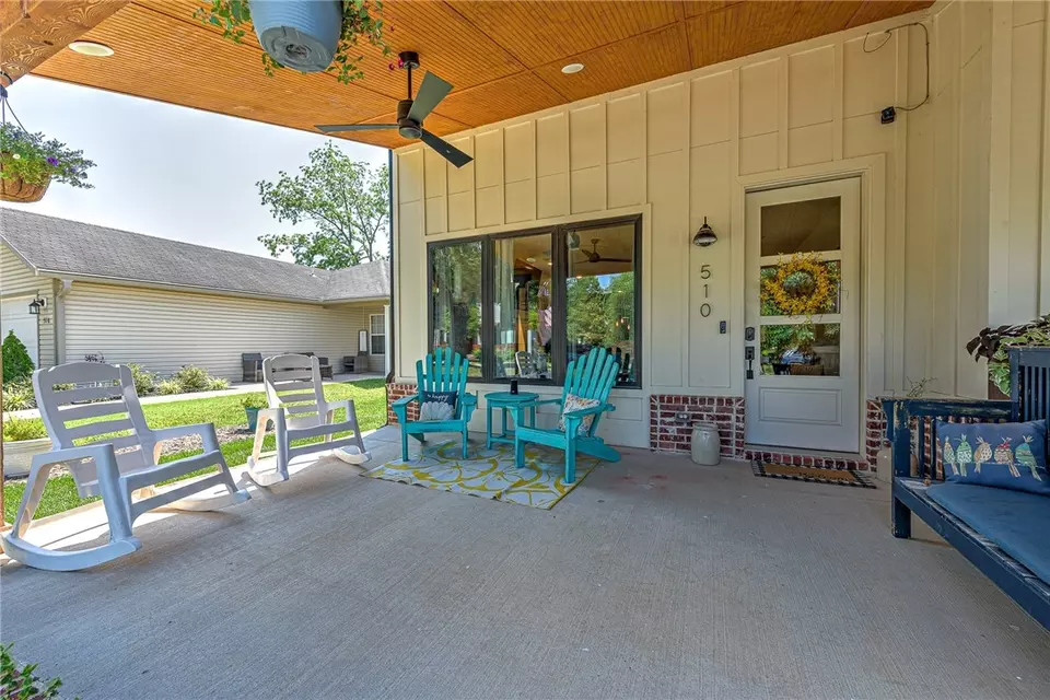  510 SE D St, Bentonville, AR 72712 photo 2