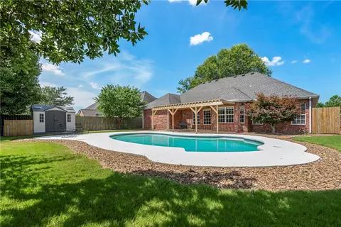 5611 S 43rd St, Rogers, AR 72758
