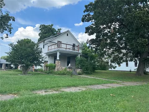 108 1st St, Gentry, AR 72734
