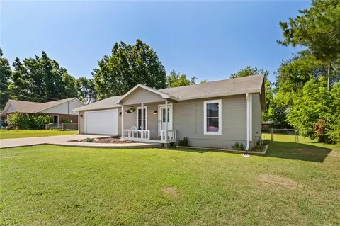 355 Meeker Dr, Gentry, AR 72734