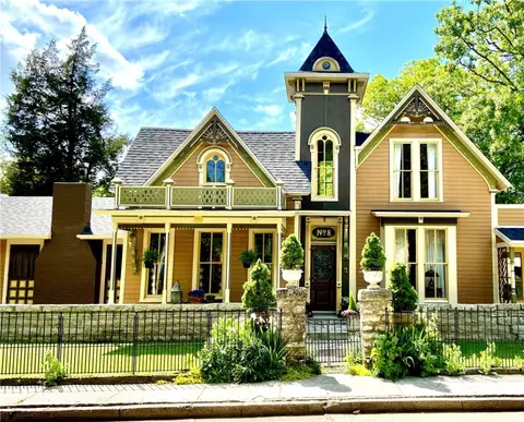 8 Washington St, Eureka Springs, AR 72632
