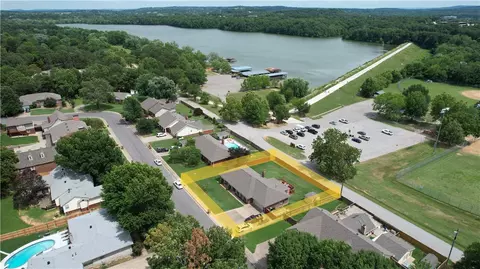 426 Oak Manor Cir, Springdale, AR 72764
