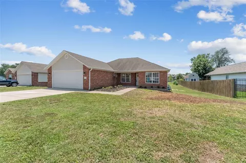 605 Avalon Dr, Gentry, AR 72734