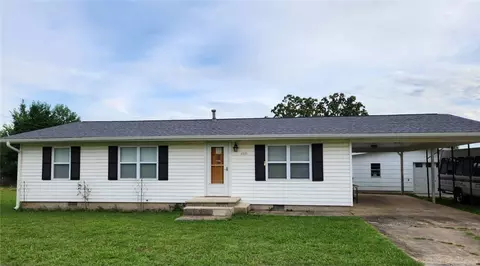 1381 E Crawford St, Gentry, AR 72734
