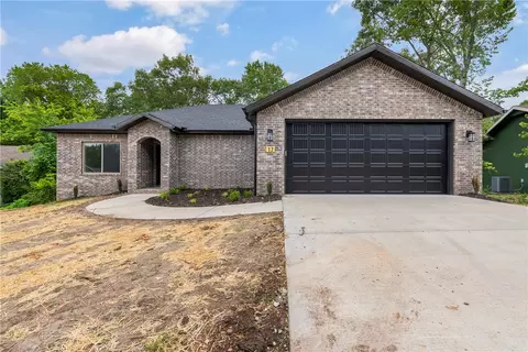 12 Walney Dr, Bella Vista, AR 72715