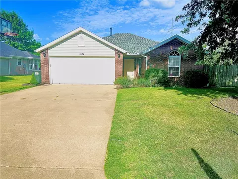 1004 Zachary St, Centerton, AR 72719