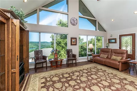 21 Quail Run Dr, Holiday Island, AR 72631