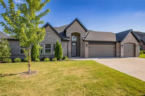 5506 W Lakewood Dr, Rogers, AR 72758
