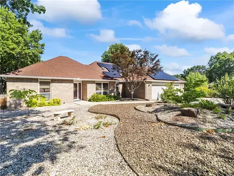 2 Henry Cir, Bella Vista, AR 72715