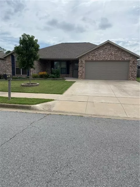 1905 N Messick Ct, Siloam Springs, AR 72761