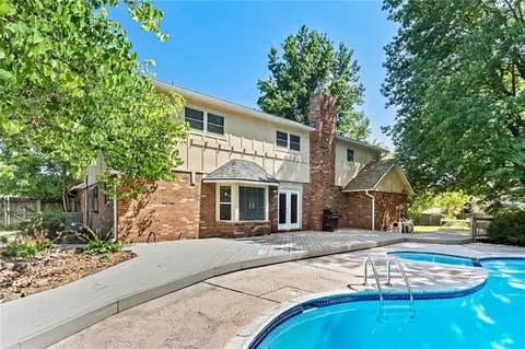 802 S La Rouge Ct, Rogers, AR 72758