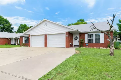 705 Eastview Dr, Rogers, AR 72758